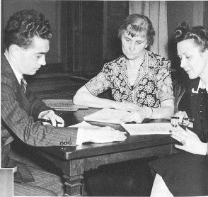 A photo of Professor Ellen Mary Geyer teaching students. 