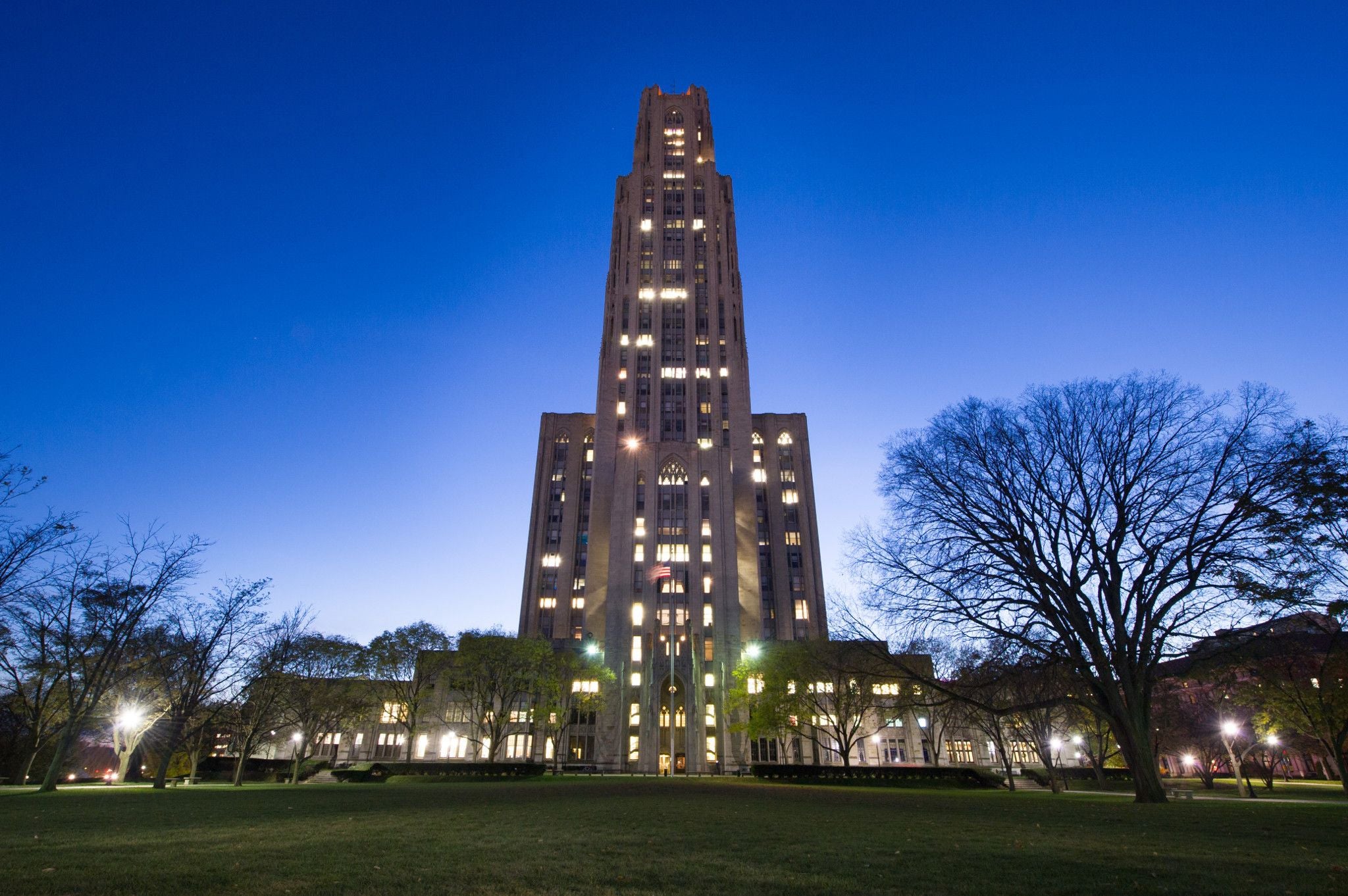 A photograph of the Cathedral of Learning at night